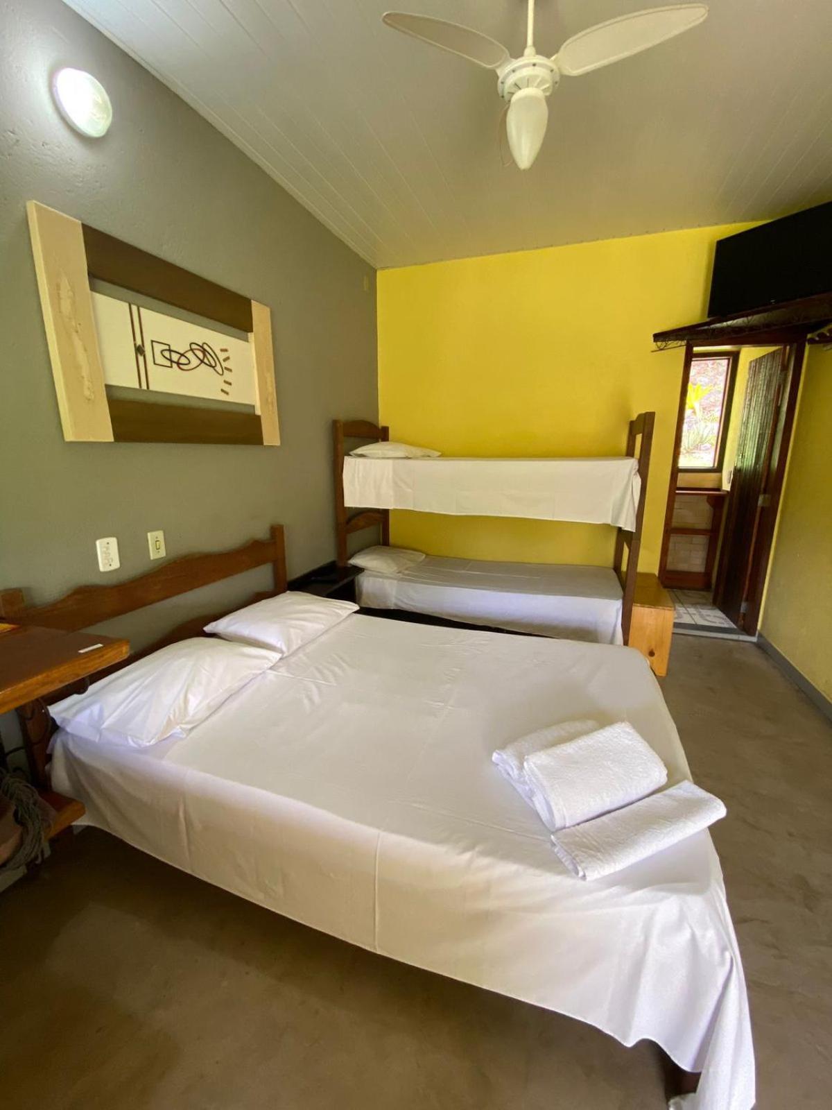 Quarto Triplo Básico com Banheiro Compartilhado